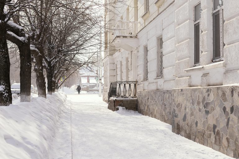 Salage des trottoirs en copropriété : les bons réflexes