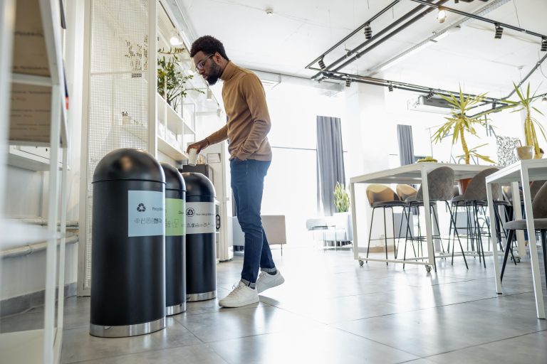 Tri des déchets en entreprise : comment faire adhérer les équipes